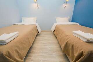 Хостел BerryFlat Краснодар Двухместный номер с 1 кроватью или 2 отдельными кроватями и балконом-2